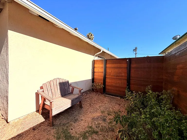 4447 Lockwood Ave — Photo 38