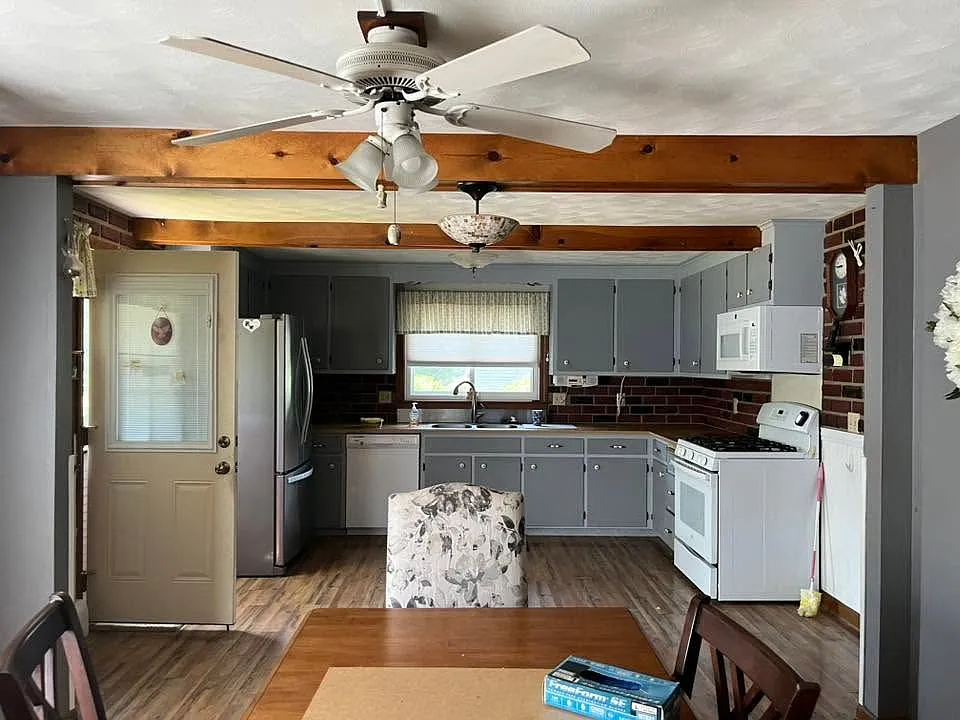 3 bed, 2.0 bath, 1581 sqft, $2,700 — Photo 2
