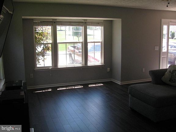 4th image of 394 Madison Dr