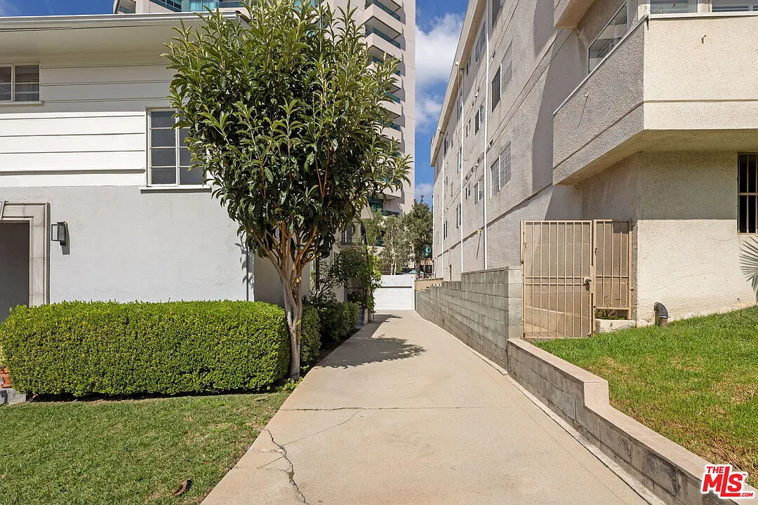 3 bed, 2.0 bath, 2282 sqft, $6,895 — Photo 4