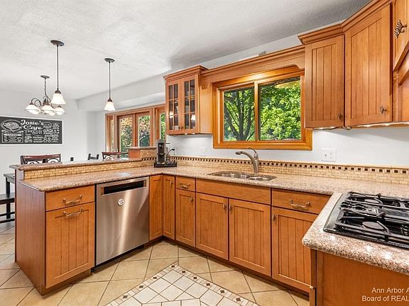 5th image of 411 Pine Brae Dr