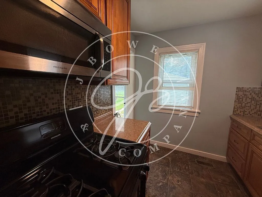 4 bed, 2.0 bath, $1,400 — Photo 4