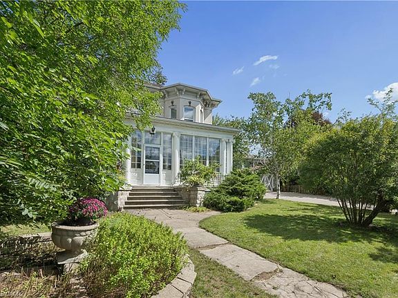 3rd image of 66 Park Hill Rd E