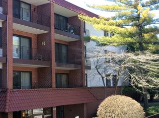 2046 Saint Johns Ave APT 3C, Highland Park, IL