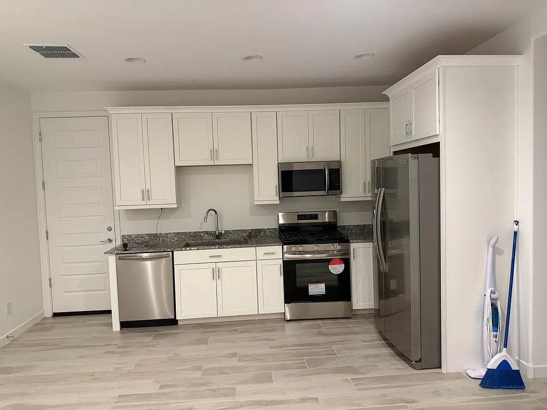 1 bed, 1.0 bath, 900 sqft, $1,300 — Photo 2
