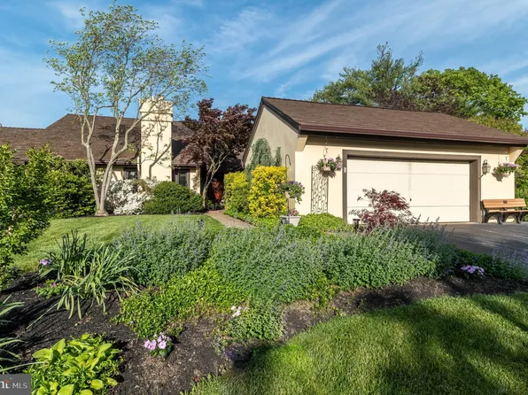 1 Equestrian Ln, Blue Bell, PA 19422