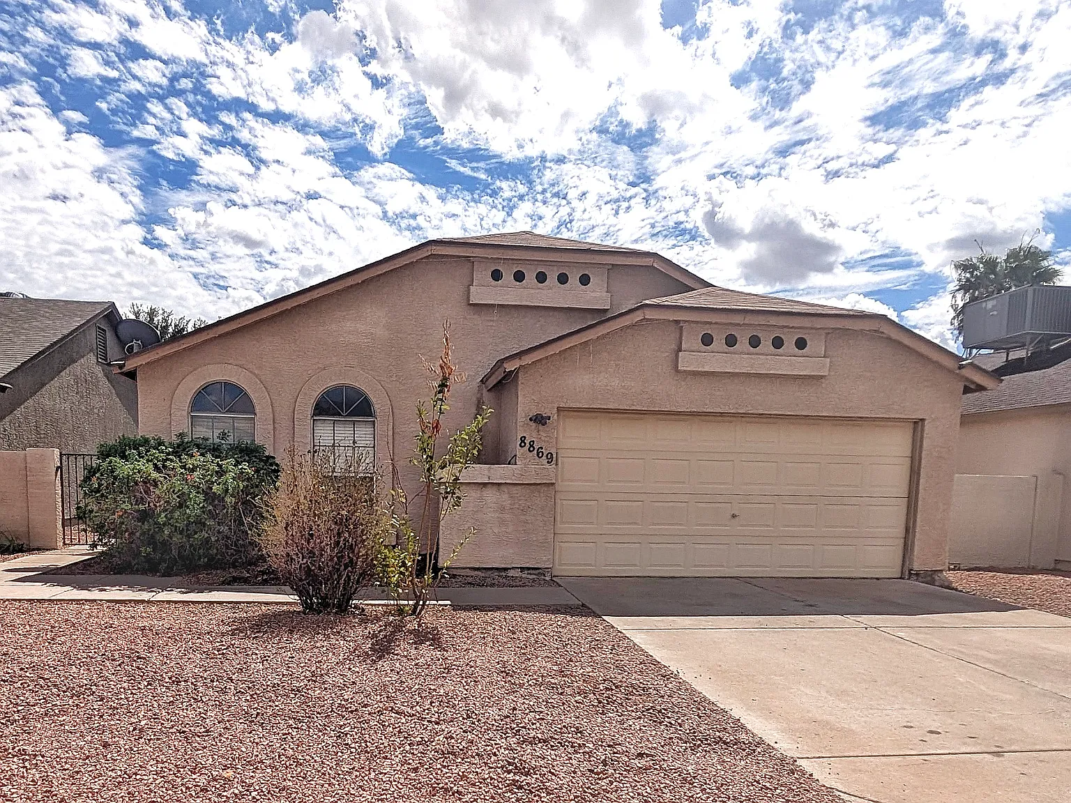 8869 W Greenbrian Dr — Photo 1