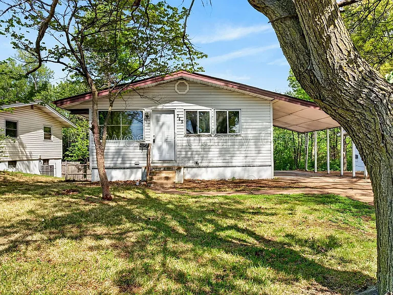 743 Shepley Dr — Photo 1