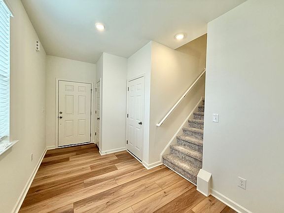 3rd image of 1119 Mountain Crown St