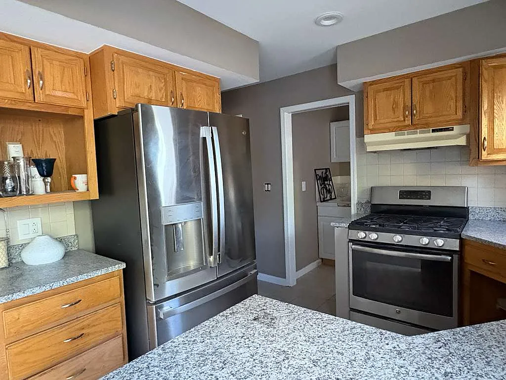3 bed, 2.5 bath, 1932 sqft, $3,000 — Photo 2