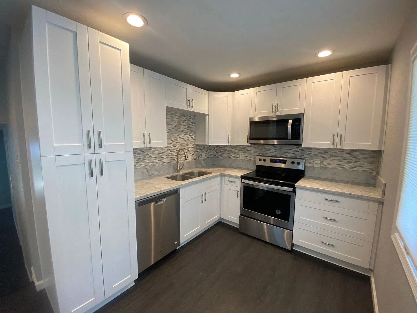 Introducing 804 Romney Lane, a stunning residence! — Photo 3