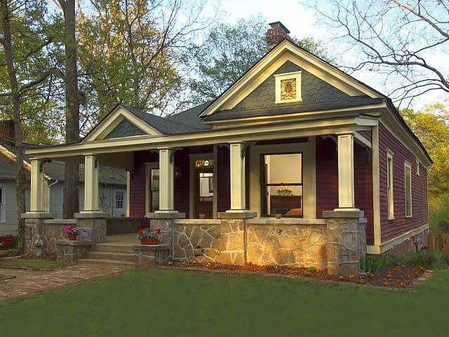Classic Folk Victorian within walking distance of Oakhurst Square
