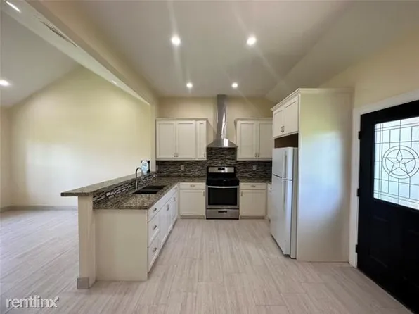 825 Mossey Dr, La Porte, TX 77571