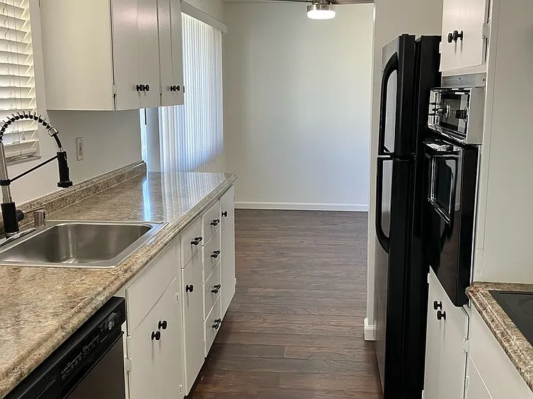 137 Lomita Ave — Photo 2
