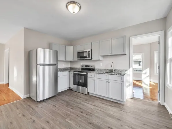 69 Dexter St, Springfield, MA 01105