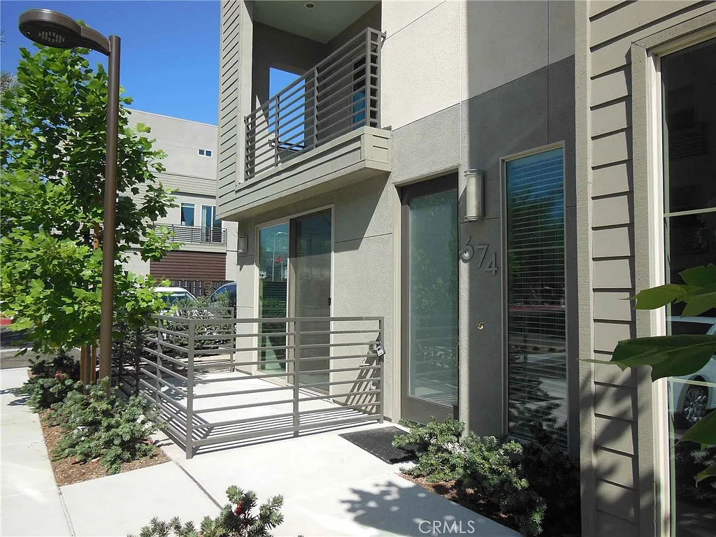 3 bed, 3.5 bath, 1976 sqft, $3,550 — Photo 2