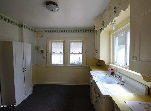 5th image of 1761 Newark Ave SE