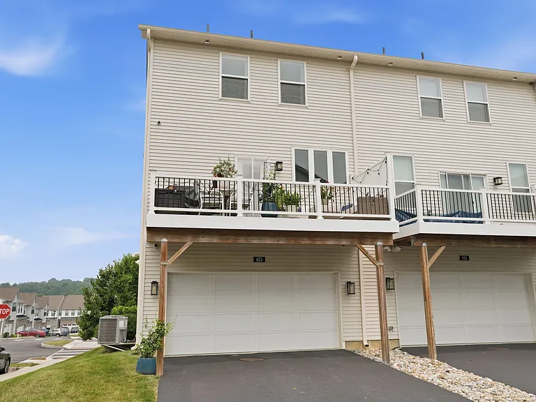 613 Turner Ln — Photo 2