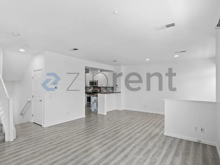 657 N Capitol Ave — Photo 9