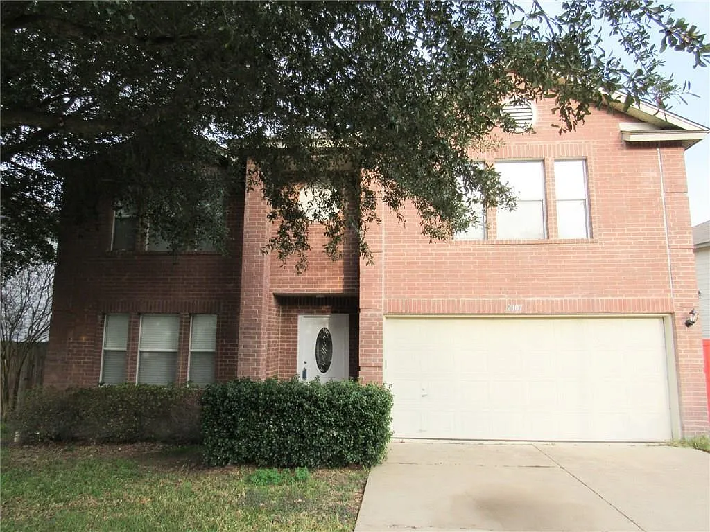 4 bed, 2.5 bath, 2801 sqft, $2,400 — Photo 1