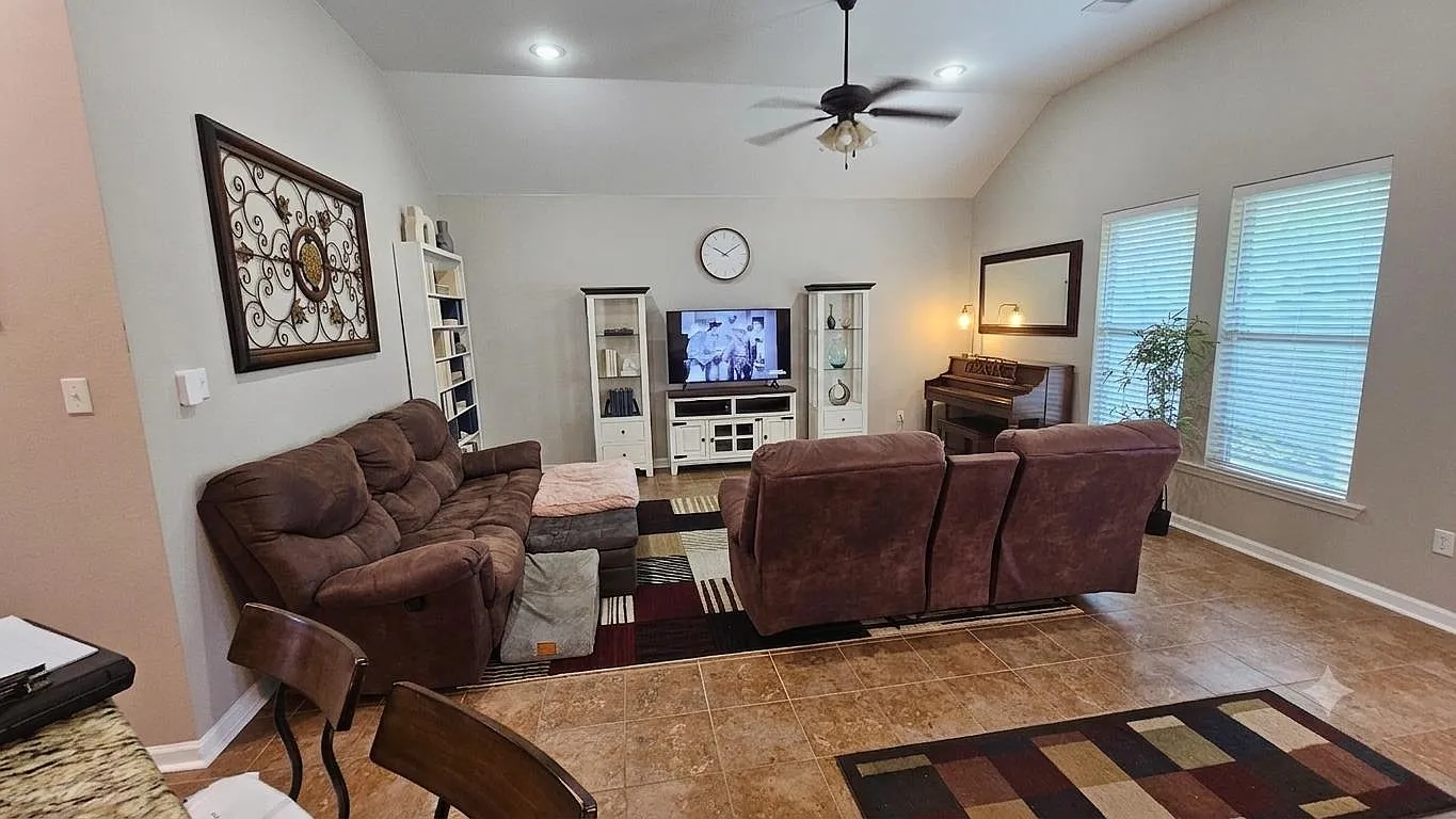 3 bed, 1494 sqft, $2,000 — Photo 2