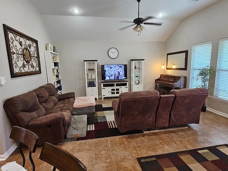 427 Christopher Dr — Photo 2