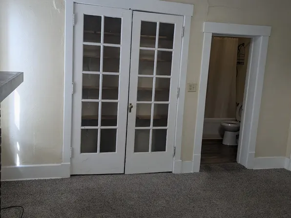 126 E 6th St #1, Davenport, IA 52803