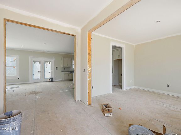 5th image of 305 Mace Street