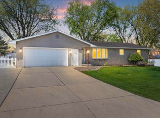 1436 Crestwood Dr, Green Bay, WI 54313