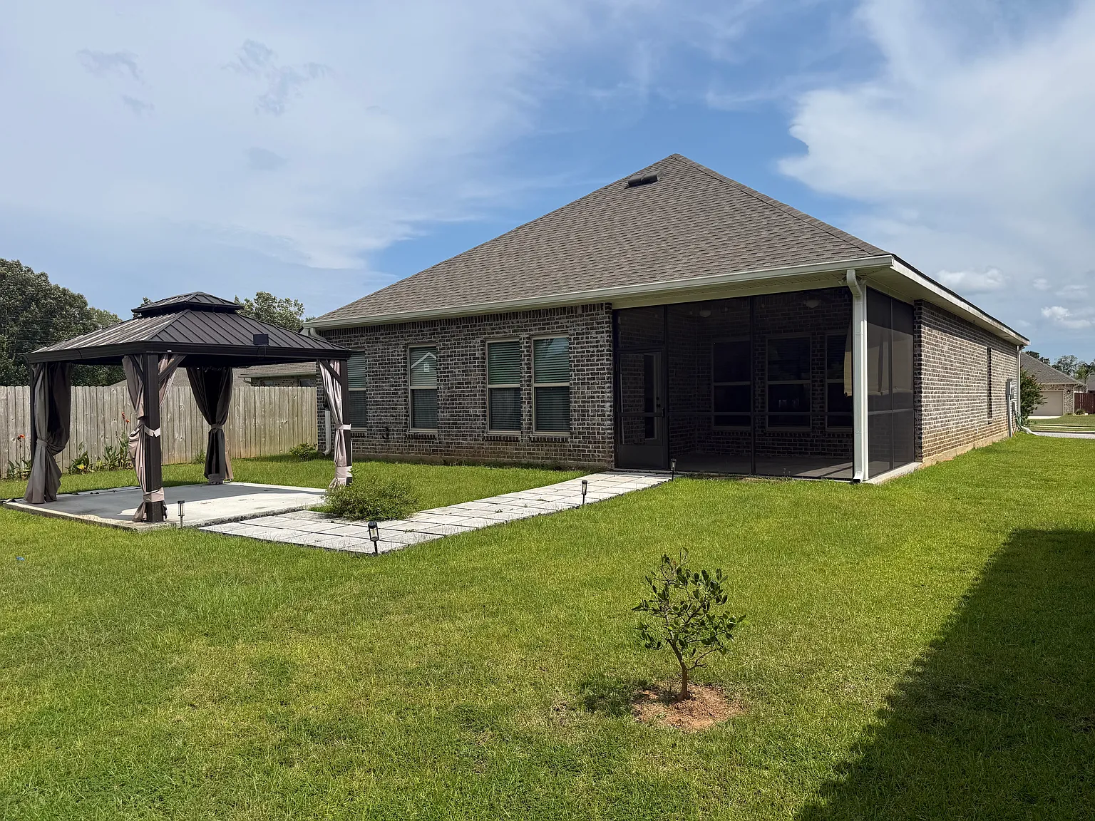 3 bed, 1946 sqft, $2,200 — Photo 3