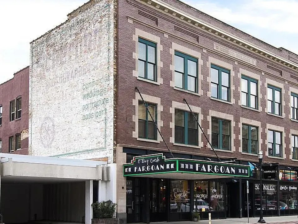 319 Broadway N #304