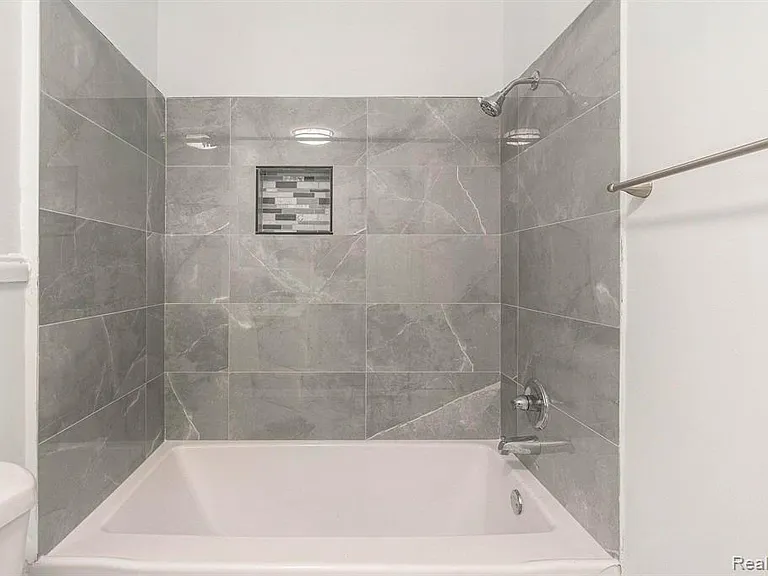 2475 S Commerce Rd #5 — Photo 32