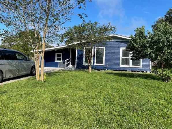 55 Blue Bonnet Ct, Lake Jackson, TX 77566