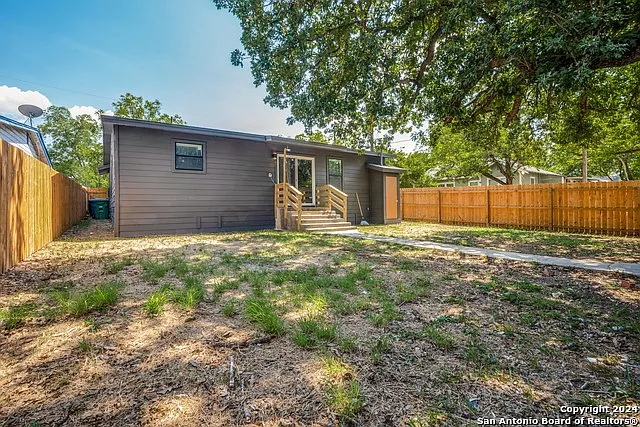 1403 N Ctr — Photo 24