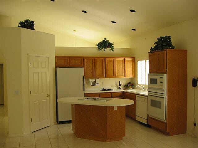 2nd image of 1070 N Shangri La Road
