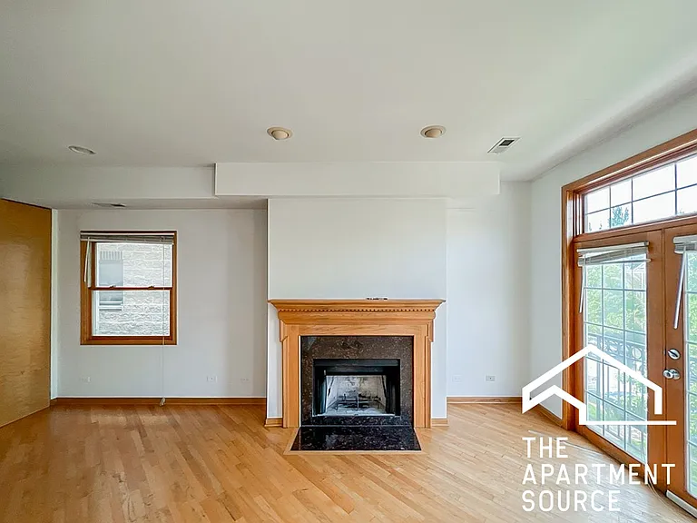 1107 W Cornelia Ave #2 — Photo 2