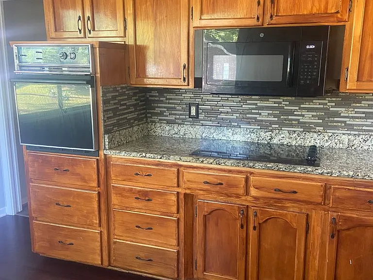 1908 Hickory Ln — Photo 9