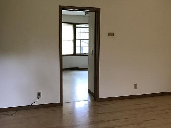5th image of 337 W 1st St #337