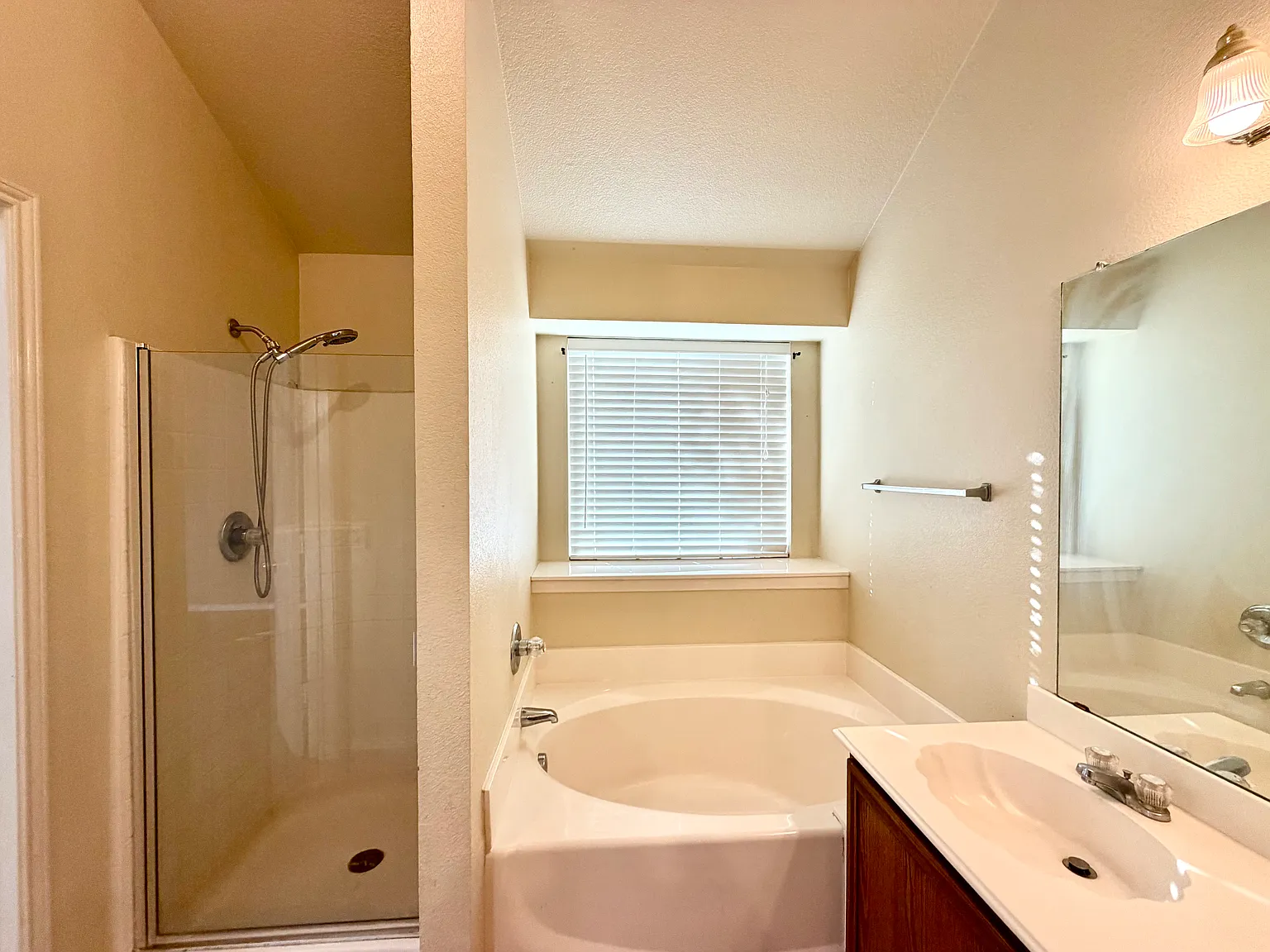 4 bed, 1925 sqft, $2,100 — Photo 3