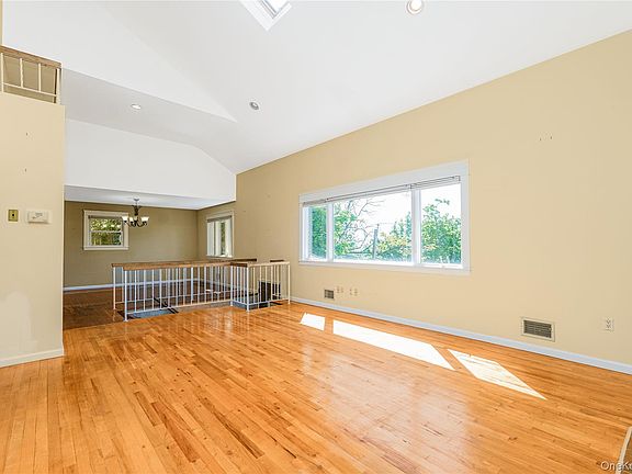4th image of 215 Coverly Avenue