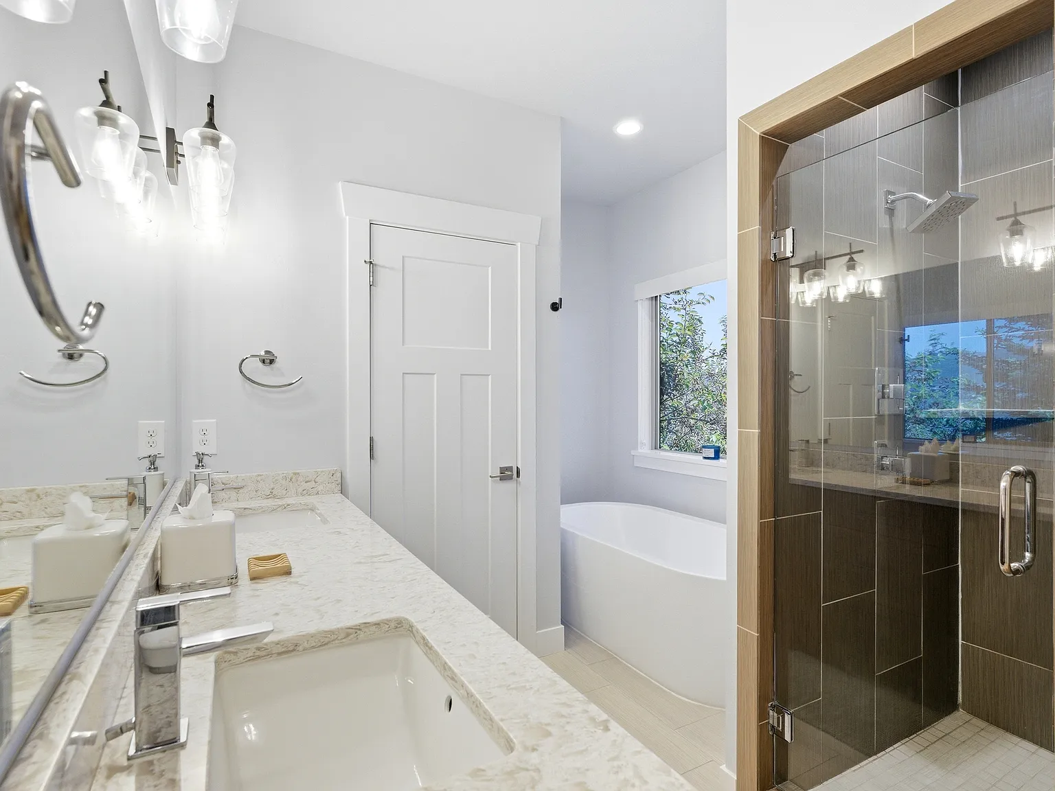 4 bed, 3640 sqft, $9,000 — Photo 4