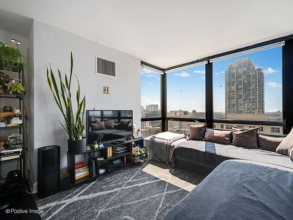 4th image of 1122 N Clark St APT 2302
