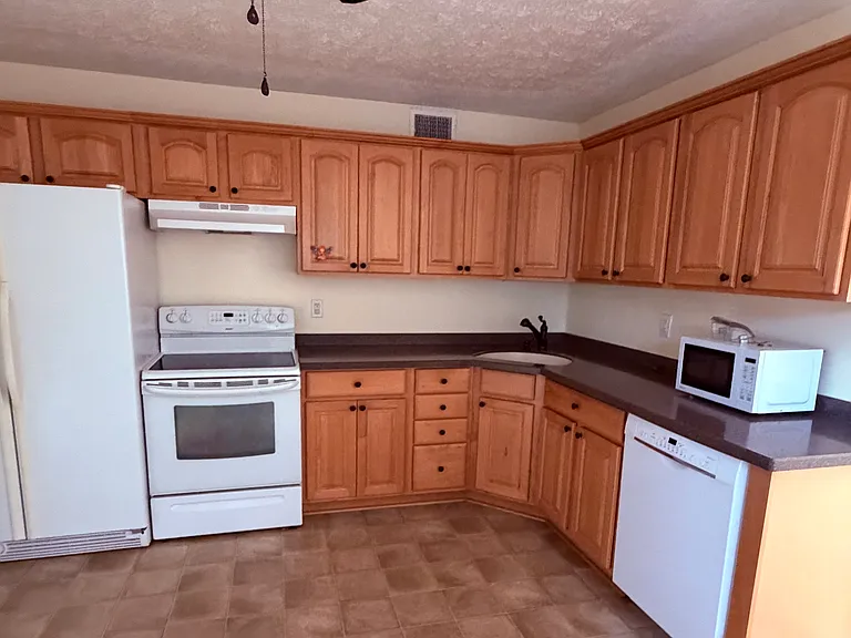 2950 Laverne Dr — Photo 9