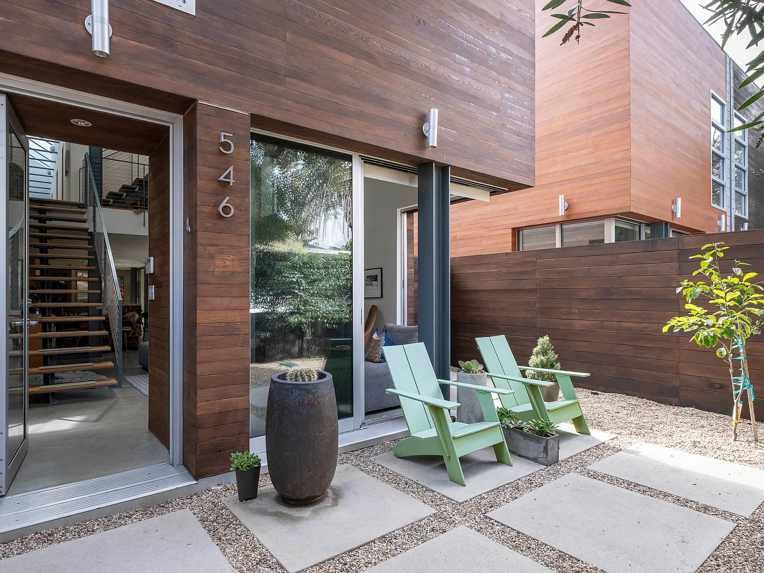 546 Broadway St — Photo 2