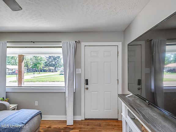 4th image of 205 W Pine Dr