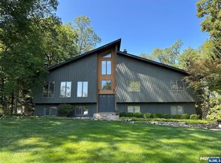 26 Daniel Ct, Woodcliff Lake, NJ 07677