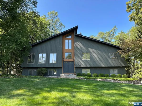 26 Daniel Ct, Woodcliff Lake, NJ 07677