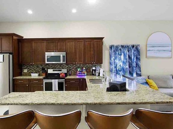 5th image of 526 Bloomingdale Dr