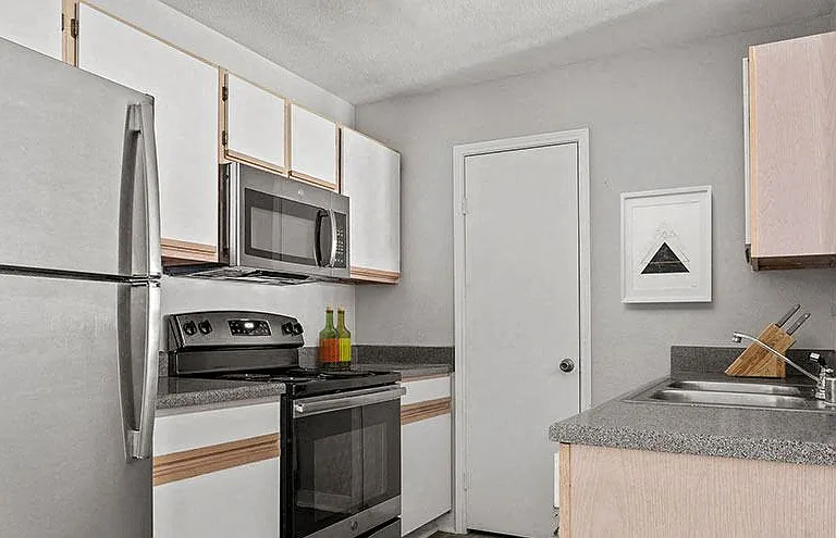 8181 Med Center Apartments — Photo 12