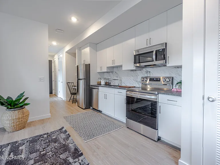 1102 Castle St #201 — Photo 7
